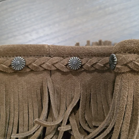 Minnetonka Five Layer Fringe Boots, Women's Size 8 - Picture 5 of 6